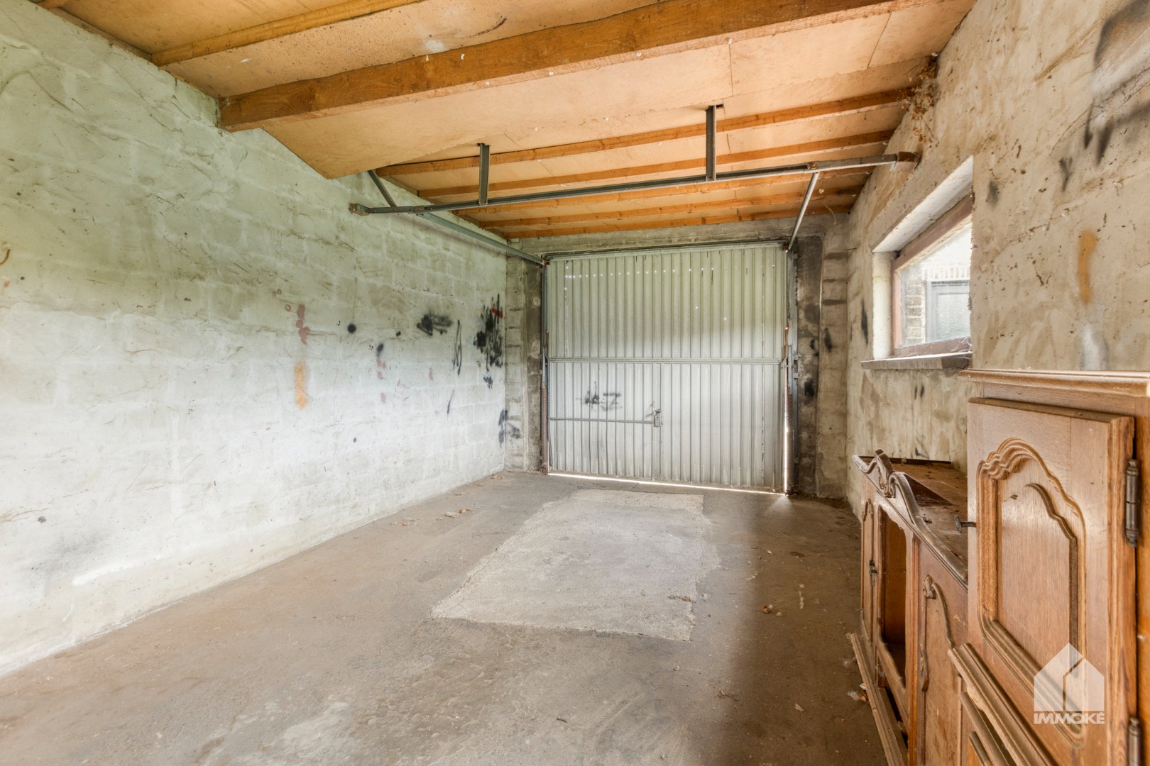 Te renoveren woning op 8a 40ca met 3 slpk en vrijstaande garage. 