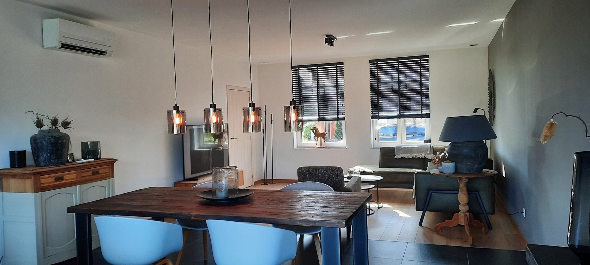 Een zeer goed afgewerkte en verzorgde recente woning, met 3 ruime slaapkamers, carport en fraaie tuin. 