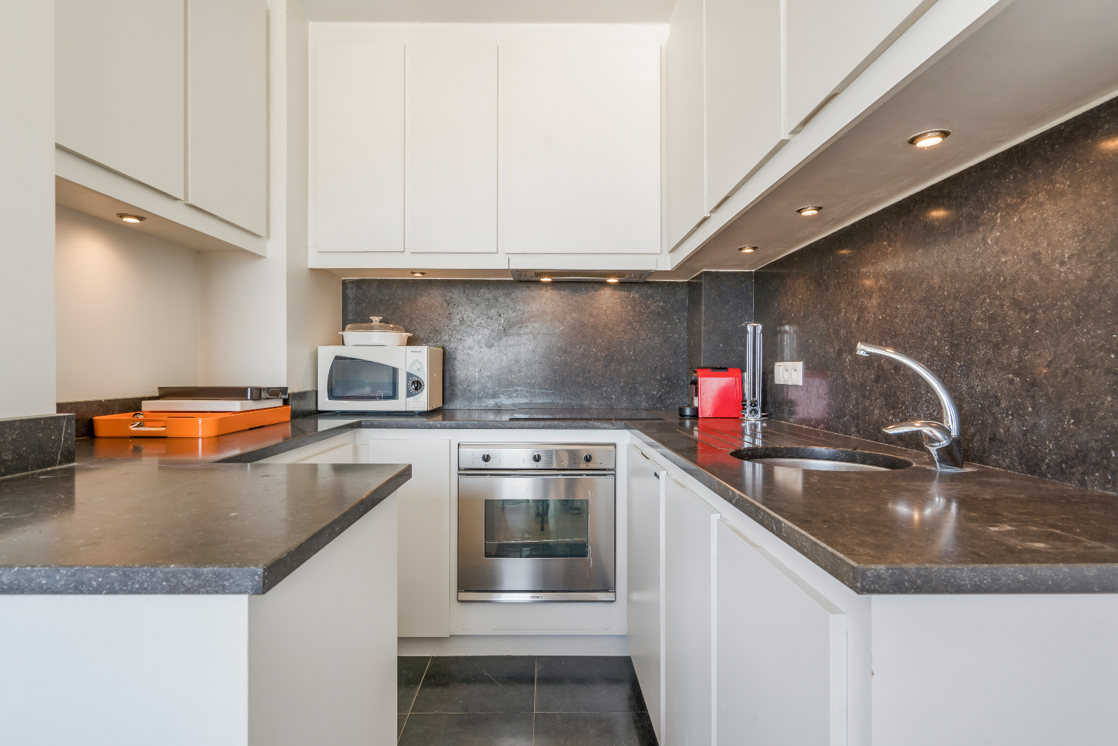 Topper! Mooi onderhouden 2 slaapkamer appartement 