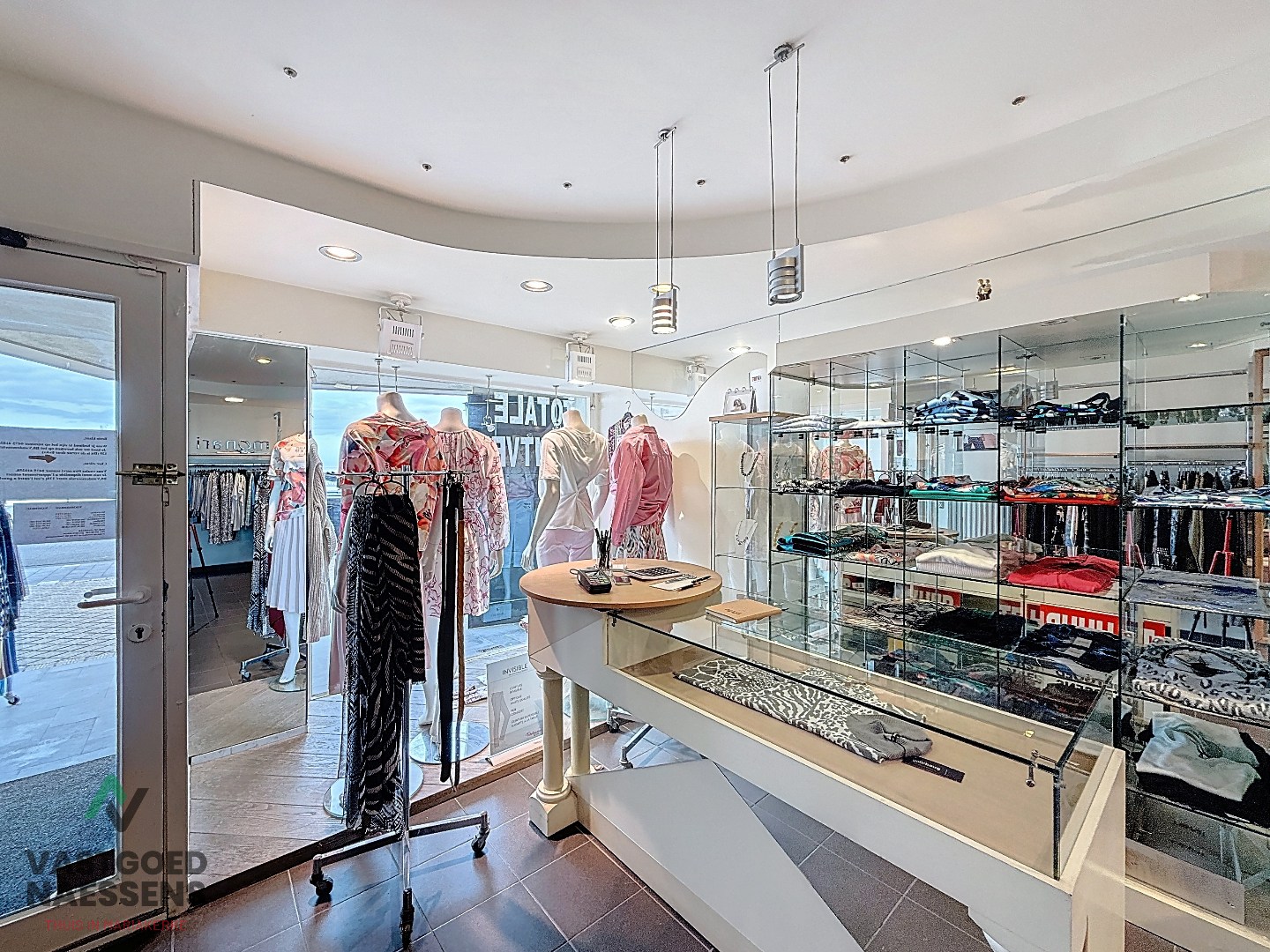 Local commercial à louer dans un emplacement de premier choix - Front de mer 