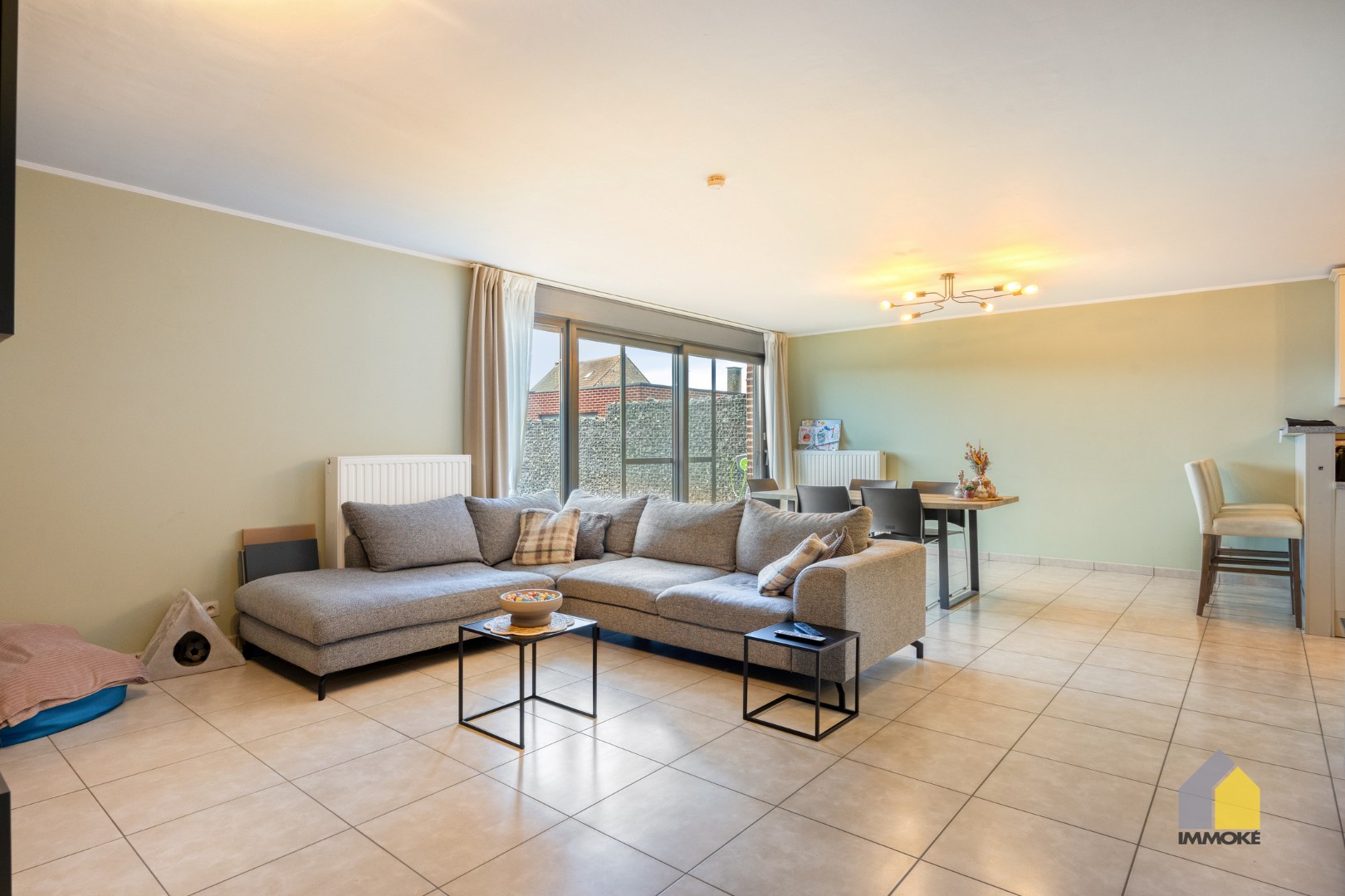 Gelijkvloers appartement (120 m²) met ruime woonkamer, 2 slpks. en terras. 