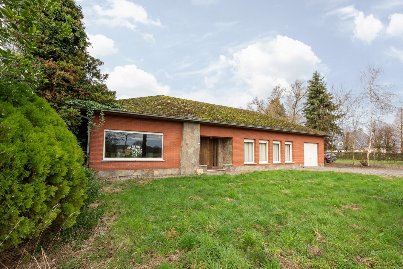 Unieke eigendom op 13.183 m² met te renoveren woning en vergunde stallingen 