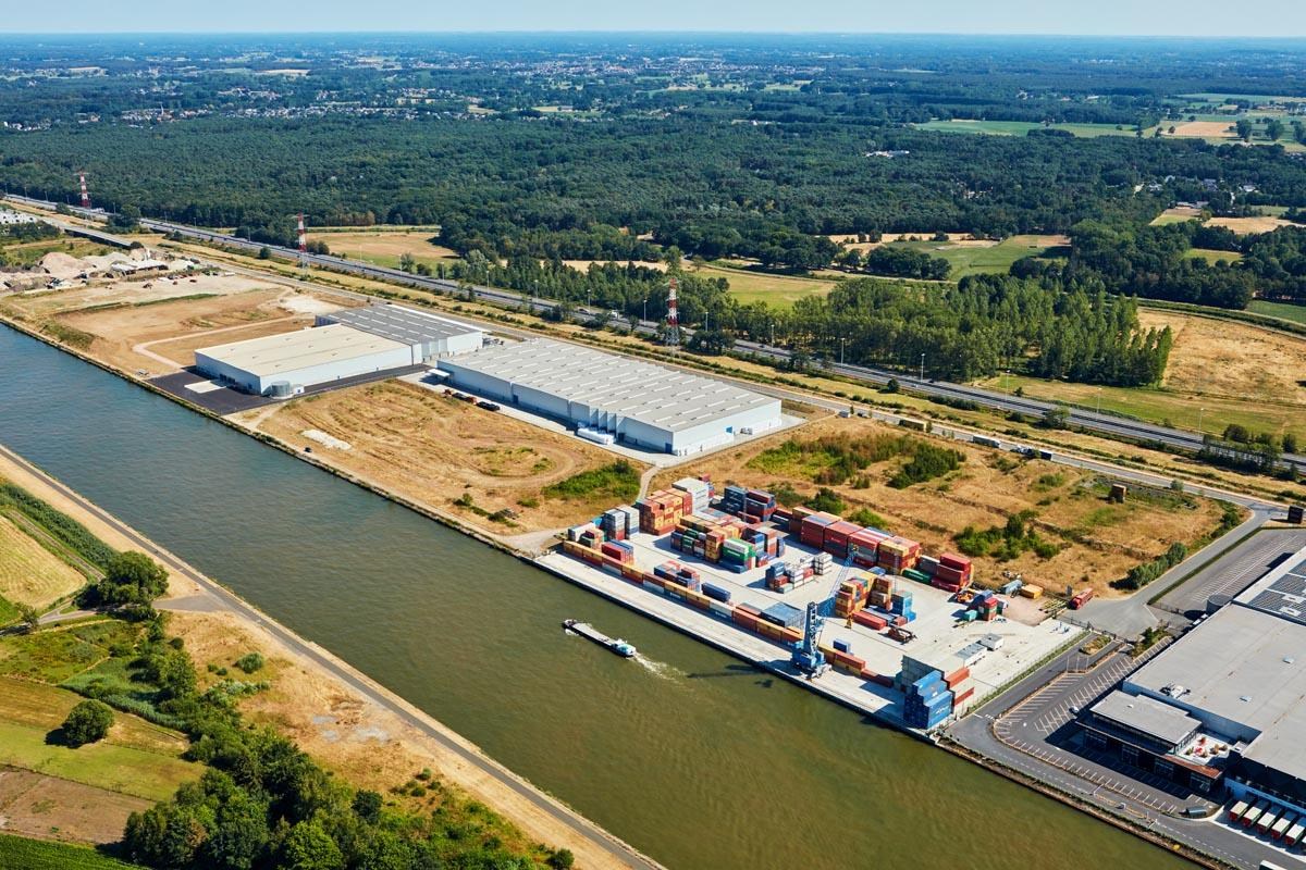 Magazijnen en kantoren te huur aan E313 in Grobbendonk