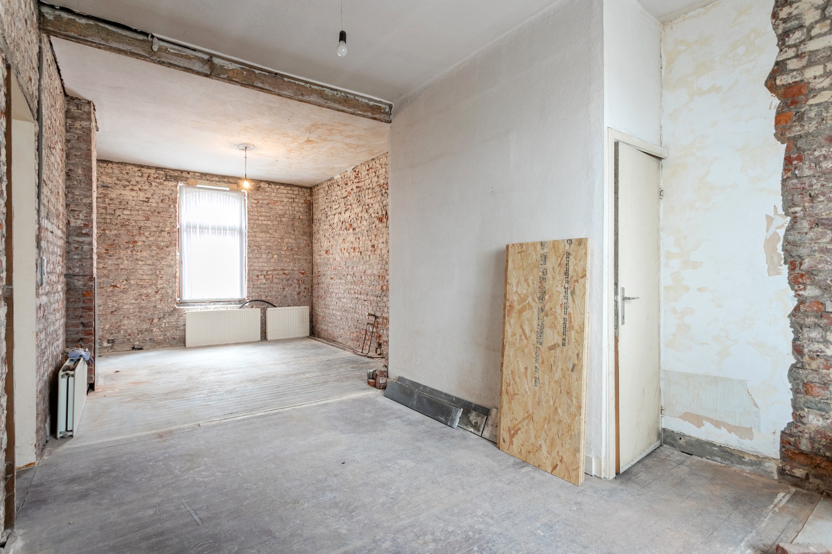 Deels gerenoveerde woning met tuin en garage op gunstige ligging te Halle 