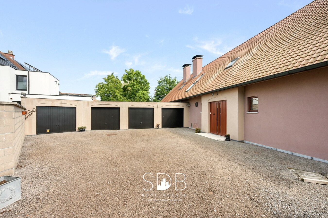 Hedendaagse villa met gezinstuin en graslanden op 7.496m² 