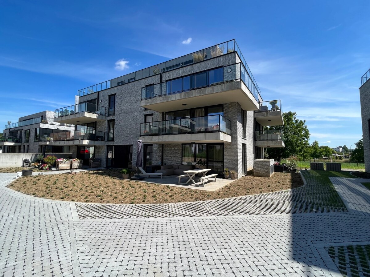 Gelijkvloers appartement met ruim terras 