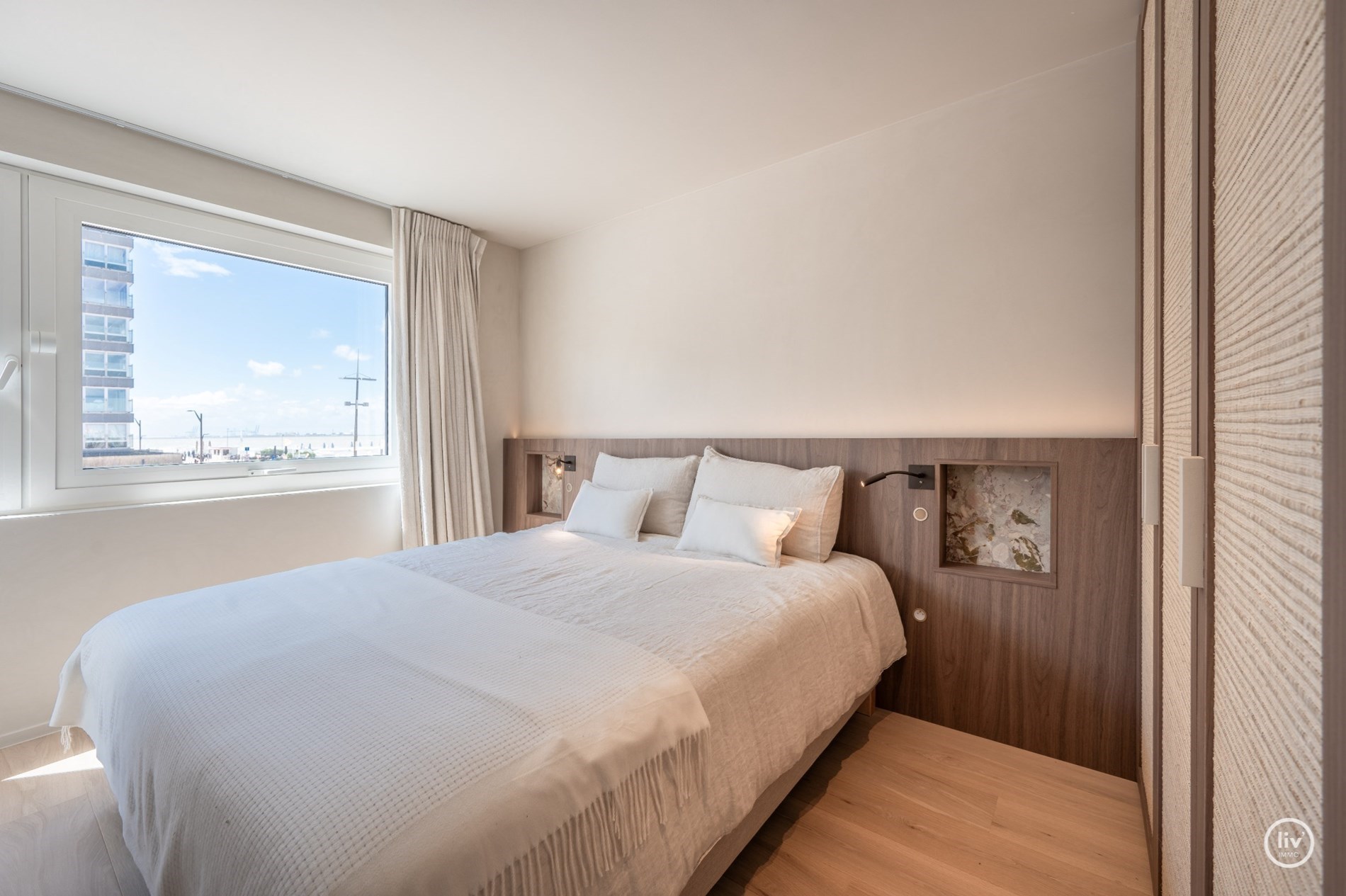 Magnifique appartement d'angle avec vue frontale sur la mer et terrasse orientée ouest situé sur la place de la Tour de Lumière à Knokke. 