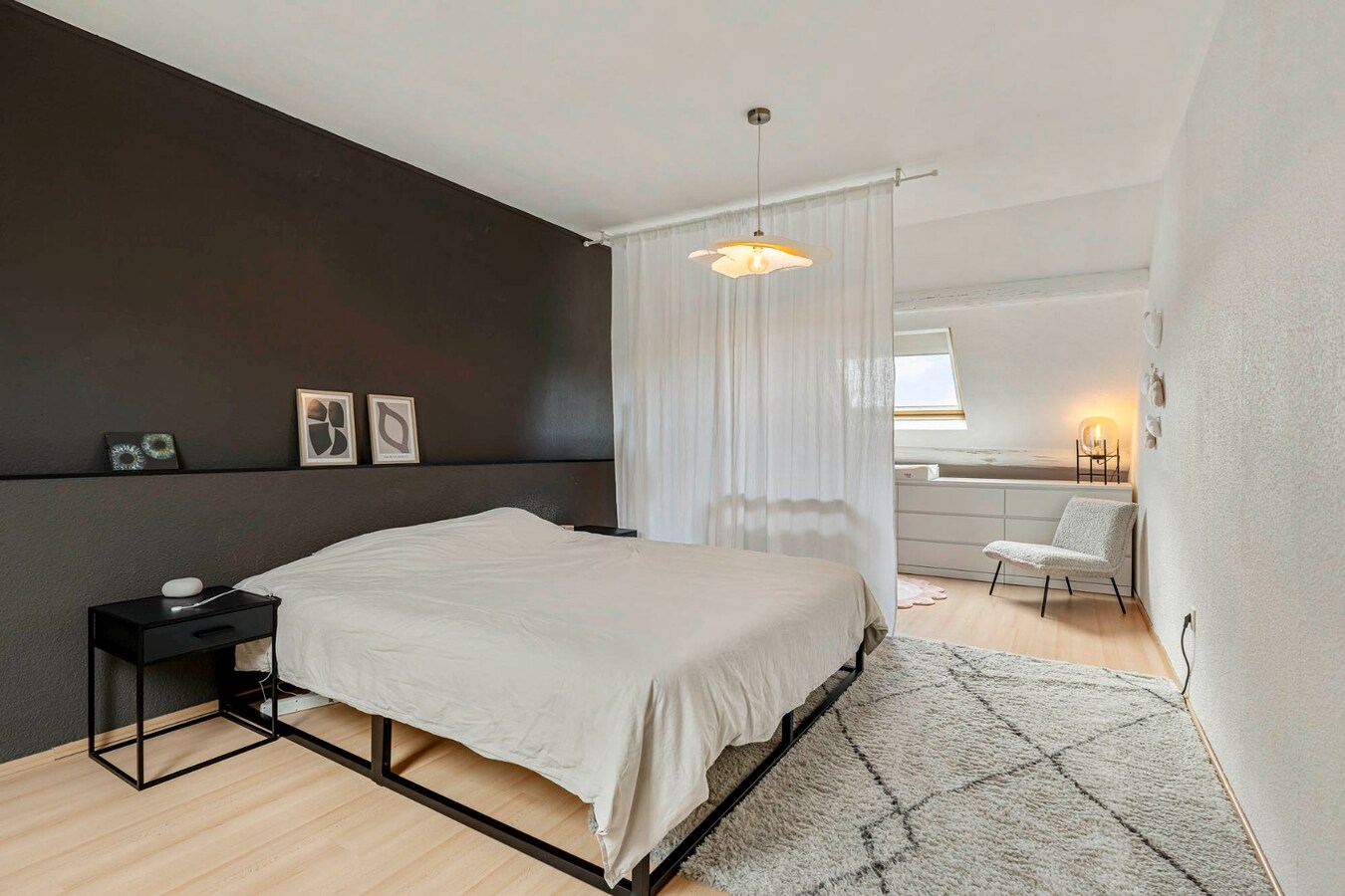 Comfortabel, mooi gerenoveerd duplex-appartement mét ruim terras en carport! 