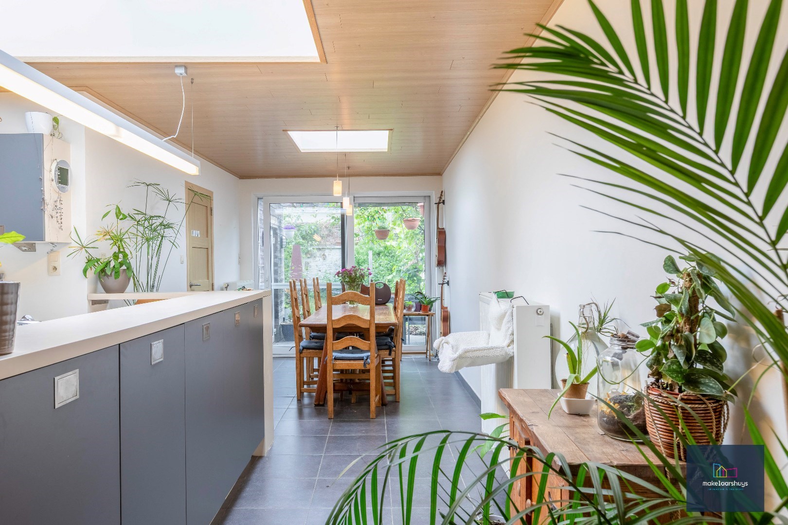Instapklare woning met aangename tuin en garage 