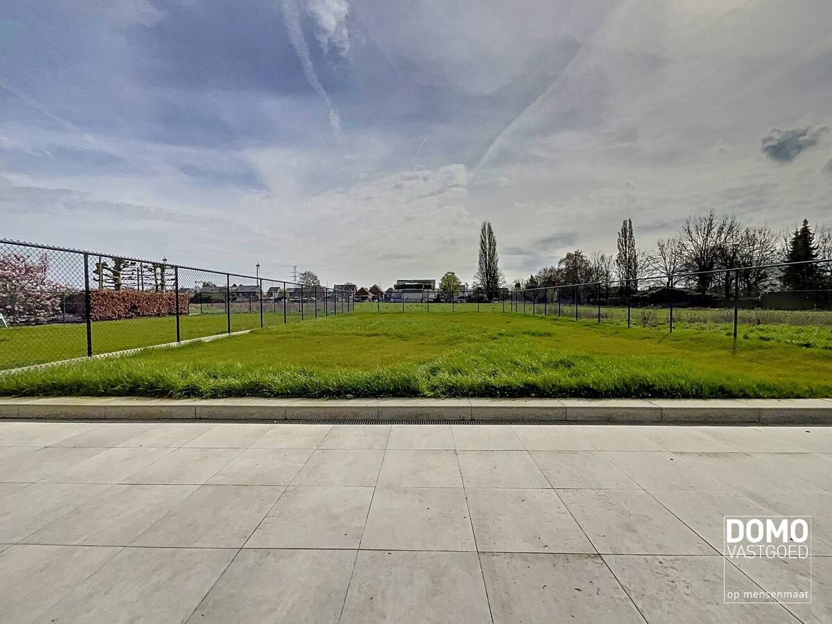 MODERNE NIEUWBOUWWONING MET TUIN,OVERDEKT TERRAS EN INPANDIGE GARAGE TE HASSELT 
