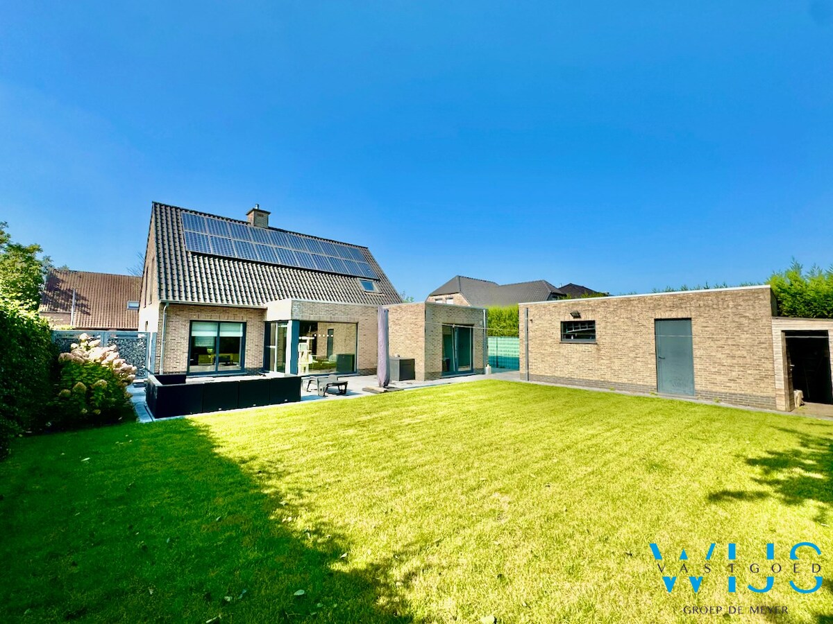 Stijlvolle alleenstaande woning met kapsalon te Kluizen 