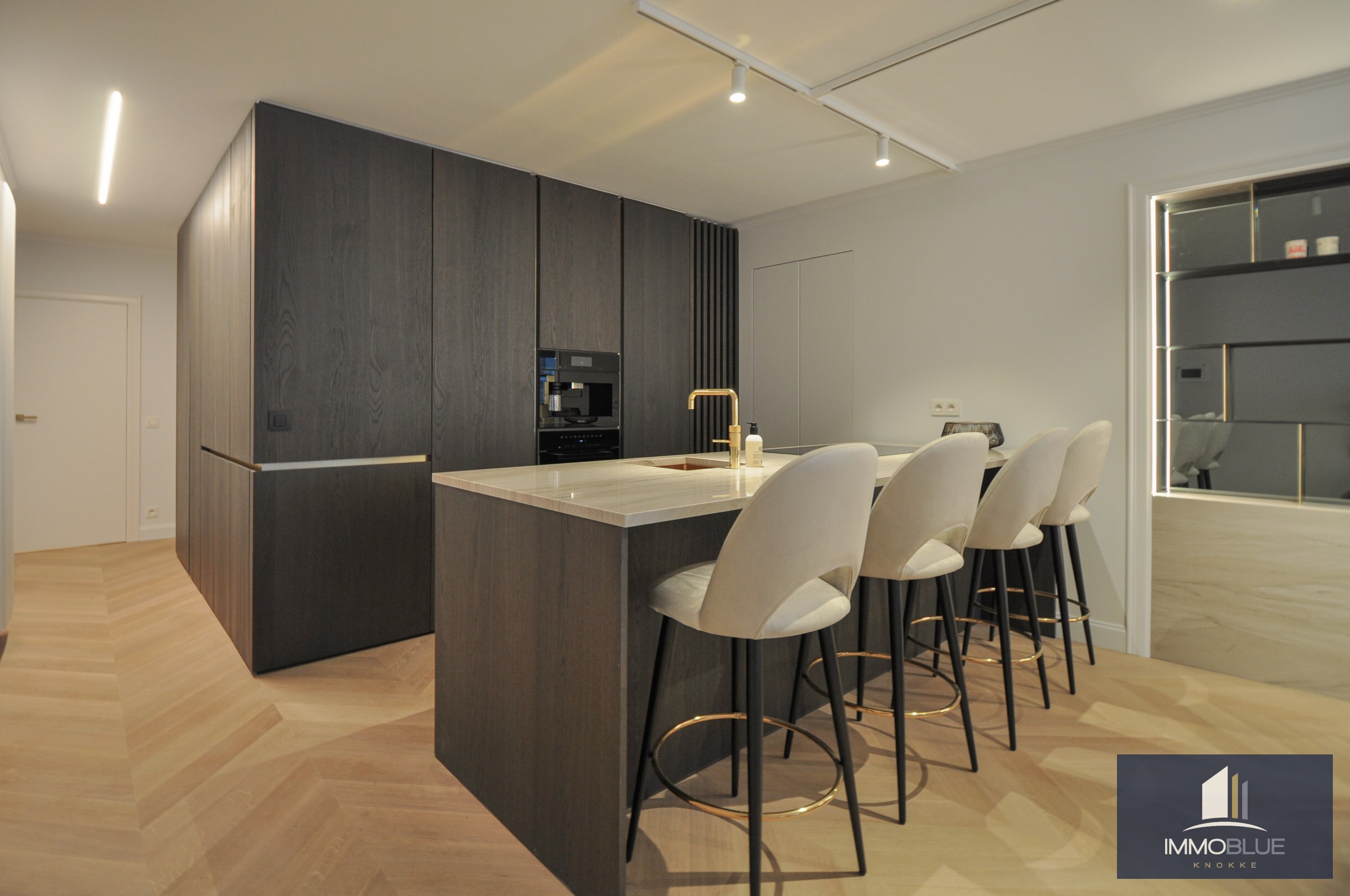 Hoogwaardig volledig gerenoveerd appartement met zijdelings zeezicht en zicht op de Kustlaan. 