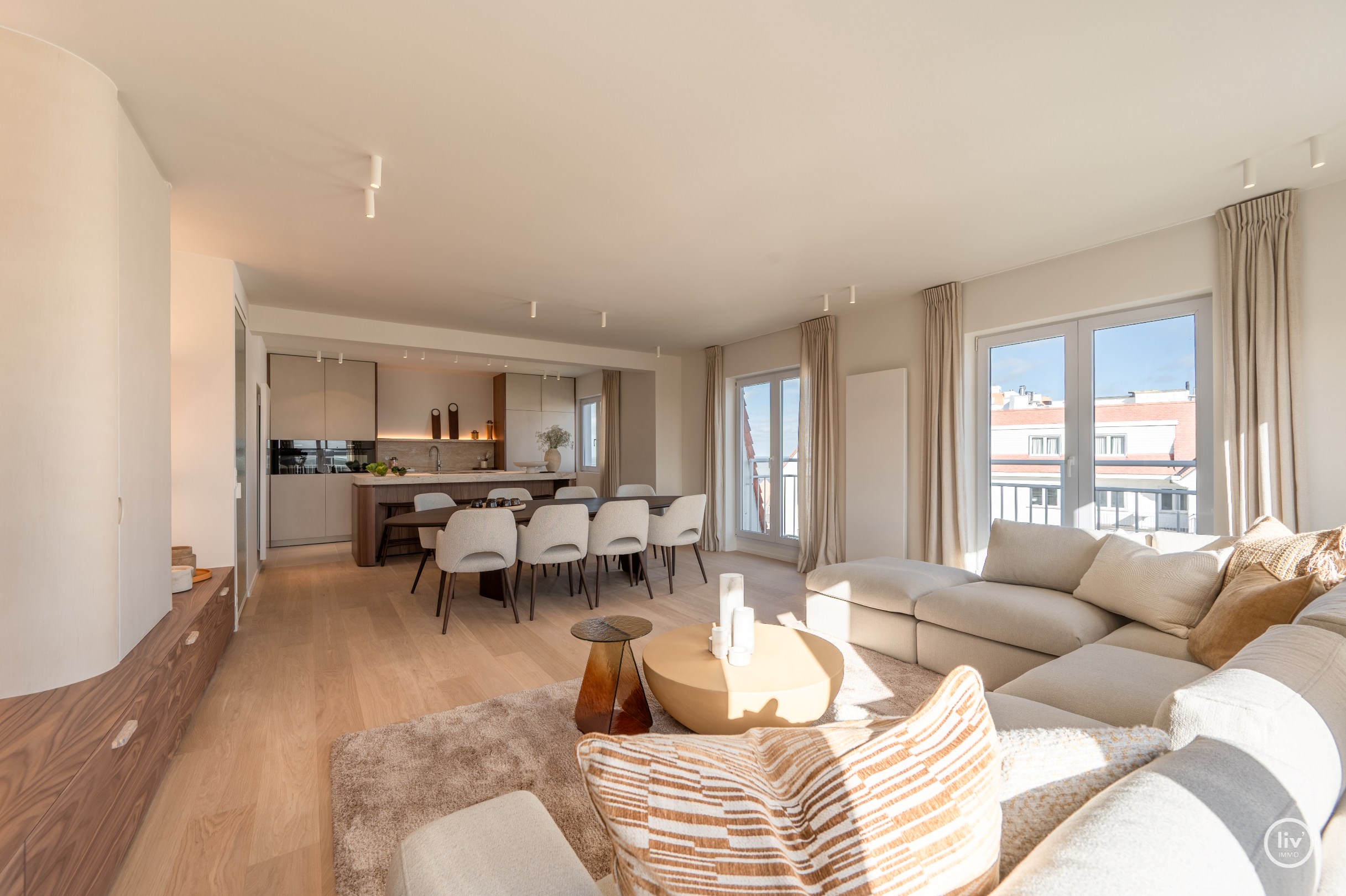 Zeer luxueus gerenoveerd 4 slaapkamer hoekappartement ideaal gelegen te Duinbergen genietend van zeezicht. 