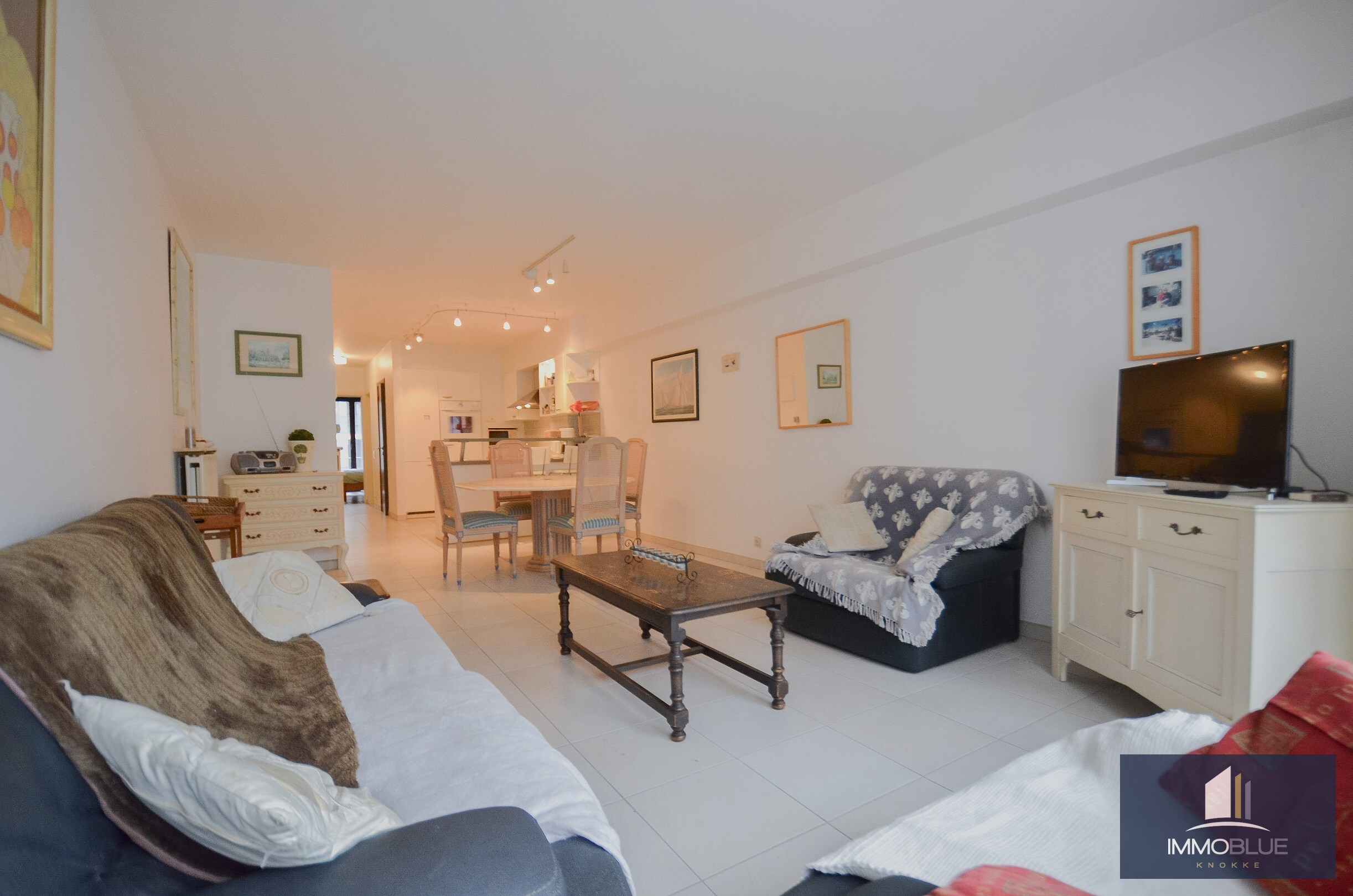 EXCLUSIVITÉ IMMO BLUE : Appartement à rafraîchir, situé à quelques pas de la mer et de l'avenue de la Côte. 