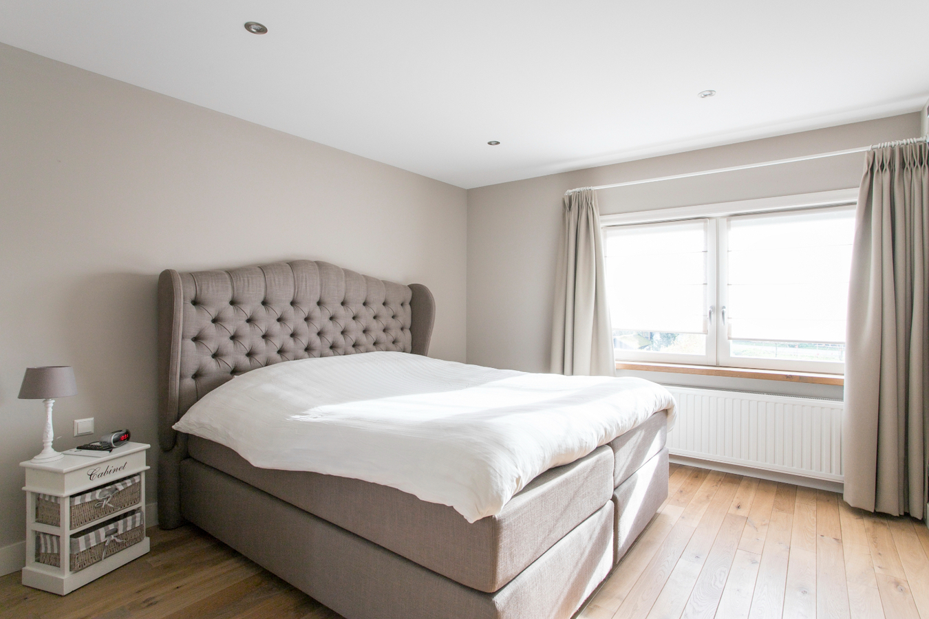 Vrijstaande, instapklare eengezinswoning met garage en carport afgewerkt in landelijke stijl. 