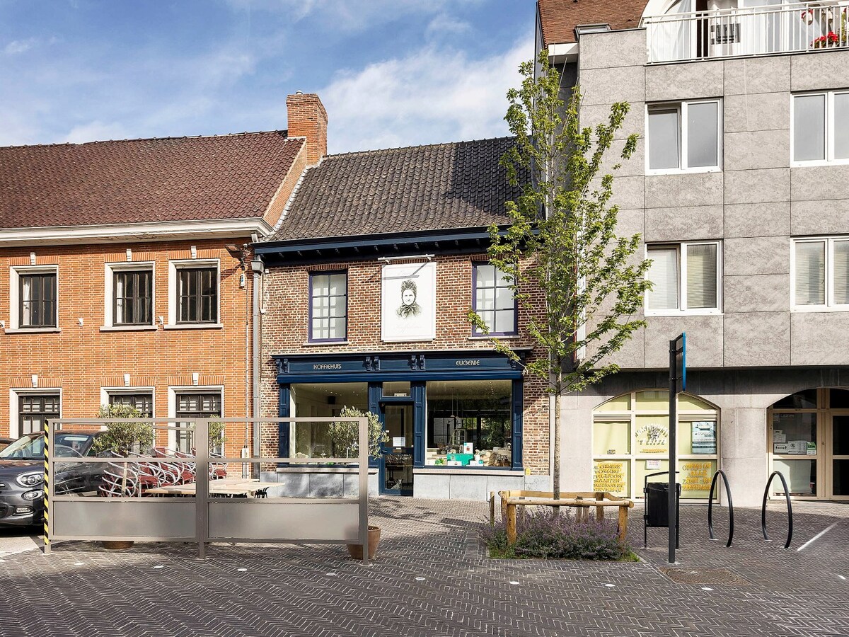 Charmant handelspand met woonst op de markt in Kruishoutem 