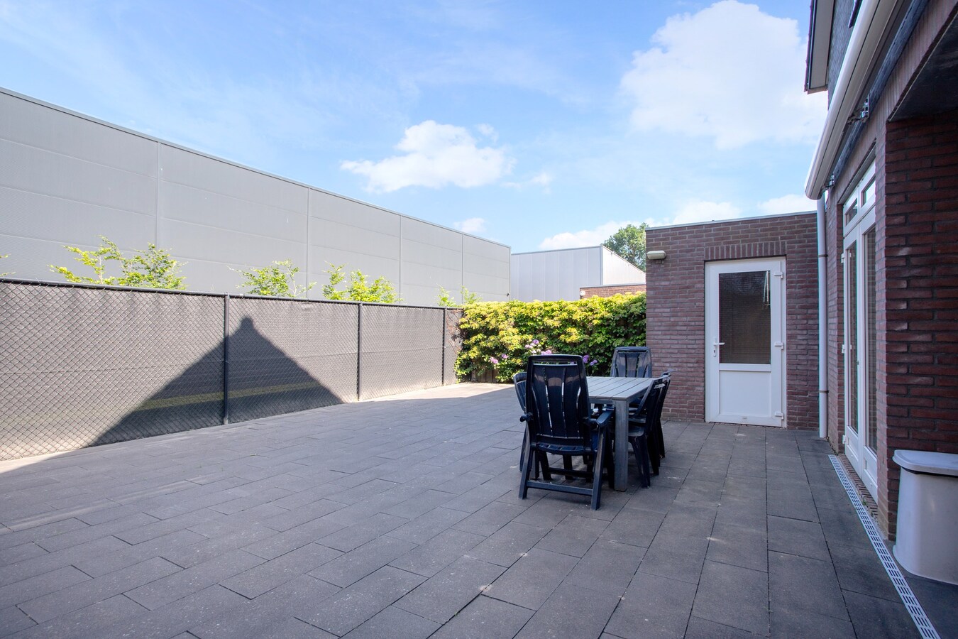 Uitgebouwde vrijstaande woning met berging gelegen op een perceel van 561 m2. 