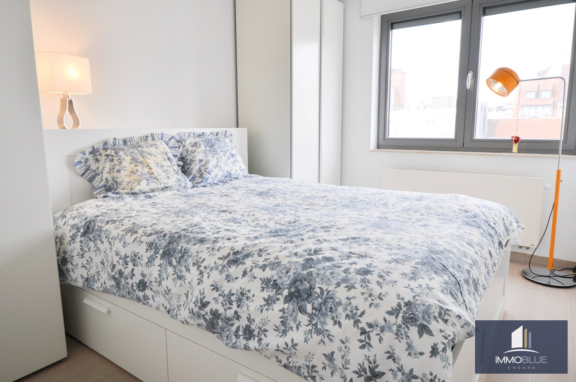 Duplex mezzanine lumineux et spacieux à louer, situé à deux pas de la mer. 