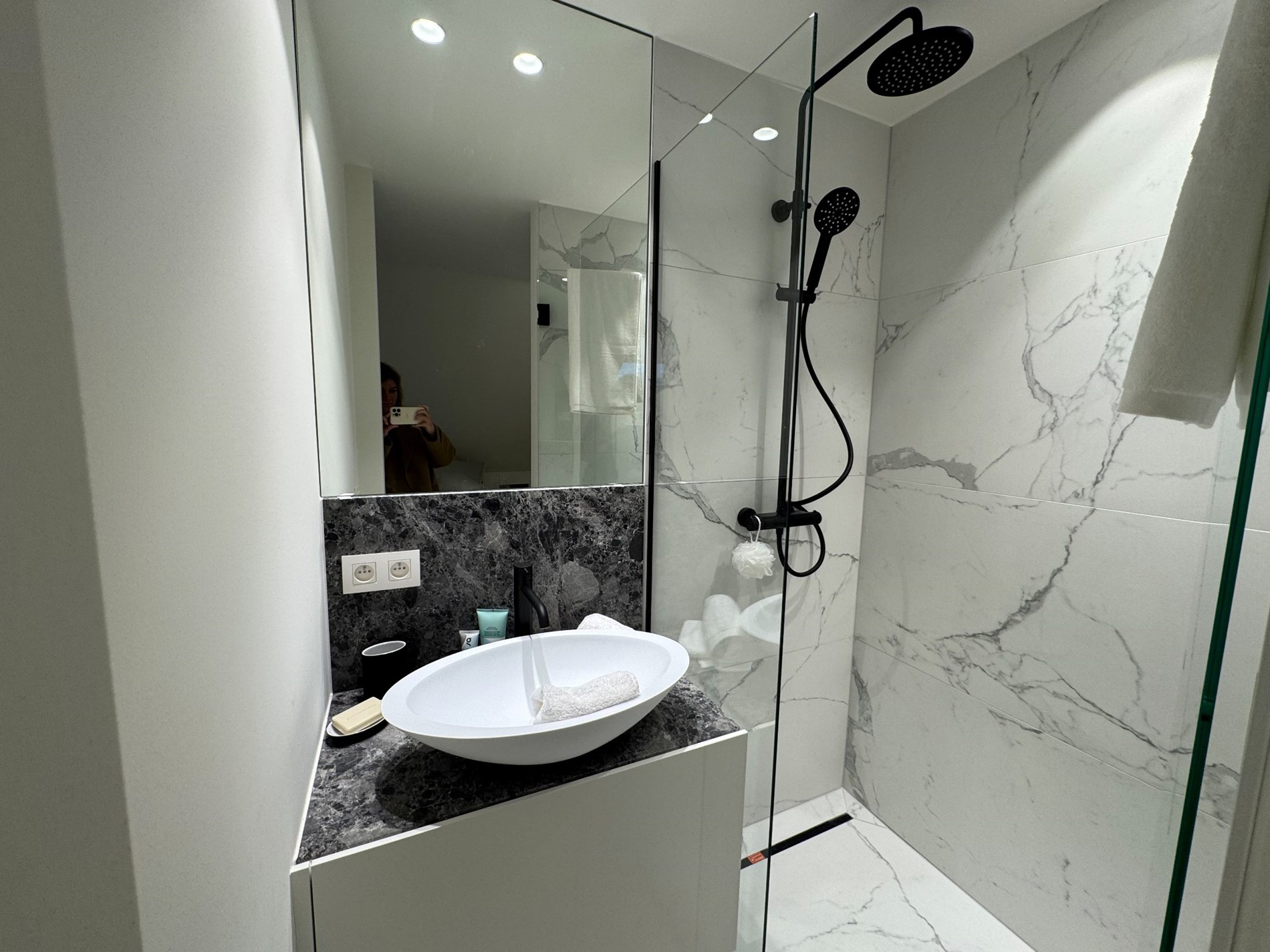 Magnifique penthouse en duplex rénové avec de magnifiques terrasses à proximité de l'avenue Lippens et de la plage de Knokke. 