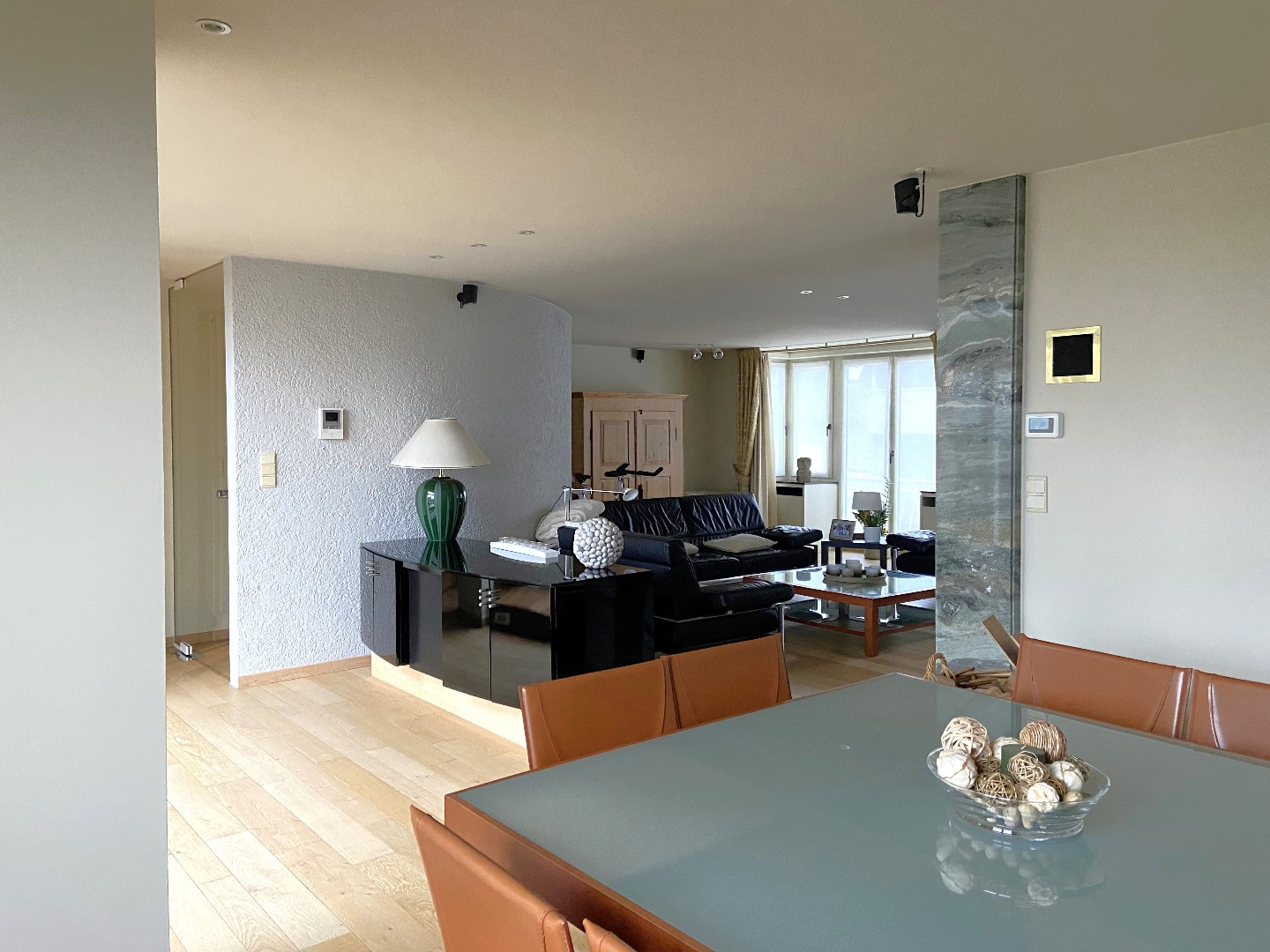 Multifunctioneel handelspand met luxueuze woonst op centrumligging in Sint-Eloois-Vijve! 