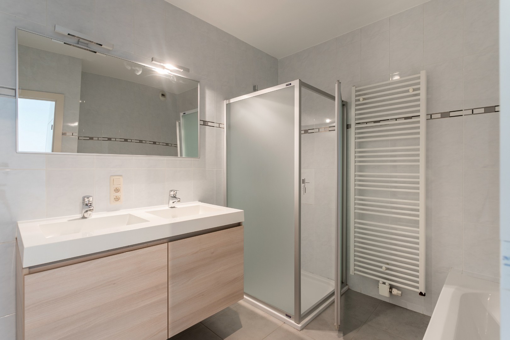 Instapklaar appartement met 2 slpk en parking te Halle 
