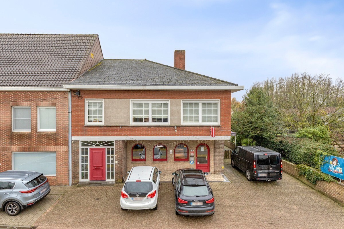 Woning met handelspand te koop in Oostrozebeke op een perceel van 768 m2. 