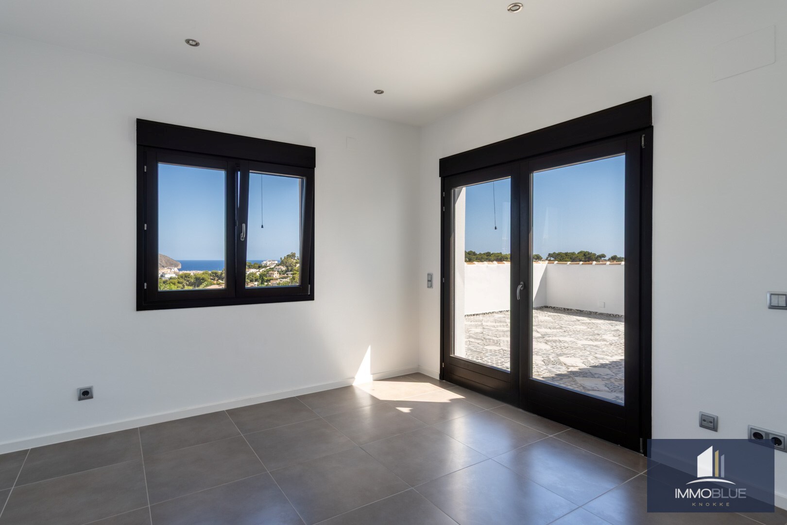 Charmante villa met aangekoppeld bijgebouw met een open uitzicht op de zee. 