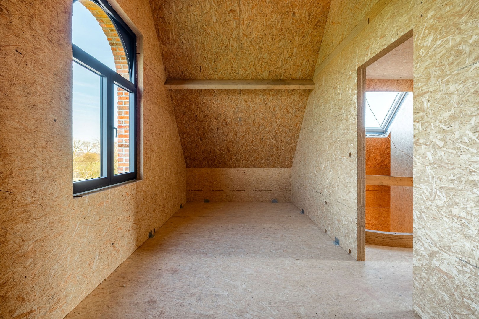 Exclusieve woning met 5 slaapkamers en royale tuin in Kruibeke, vlak bij Antwerpen 