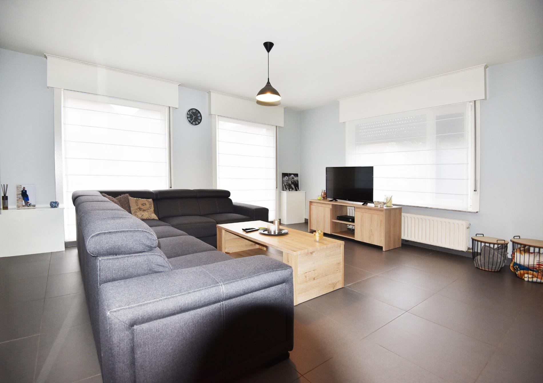 Gerenoveerde woning met 3 slpks, voortuin, terras en garage te Maldegem 