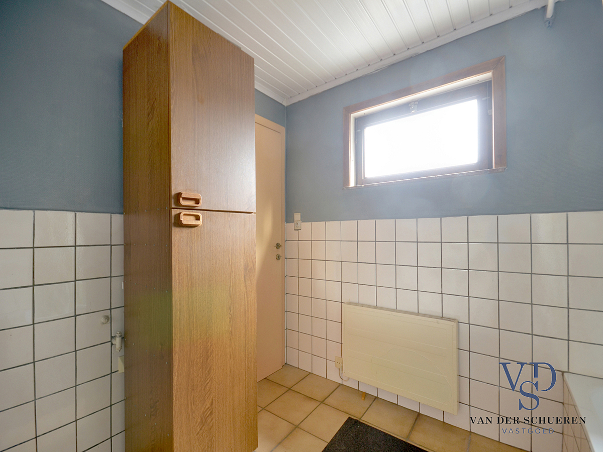 Zeer ruime, te renoveren woning (met enkele garage). Goed gelegen. 