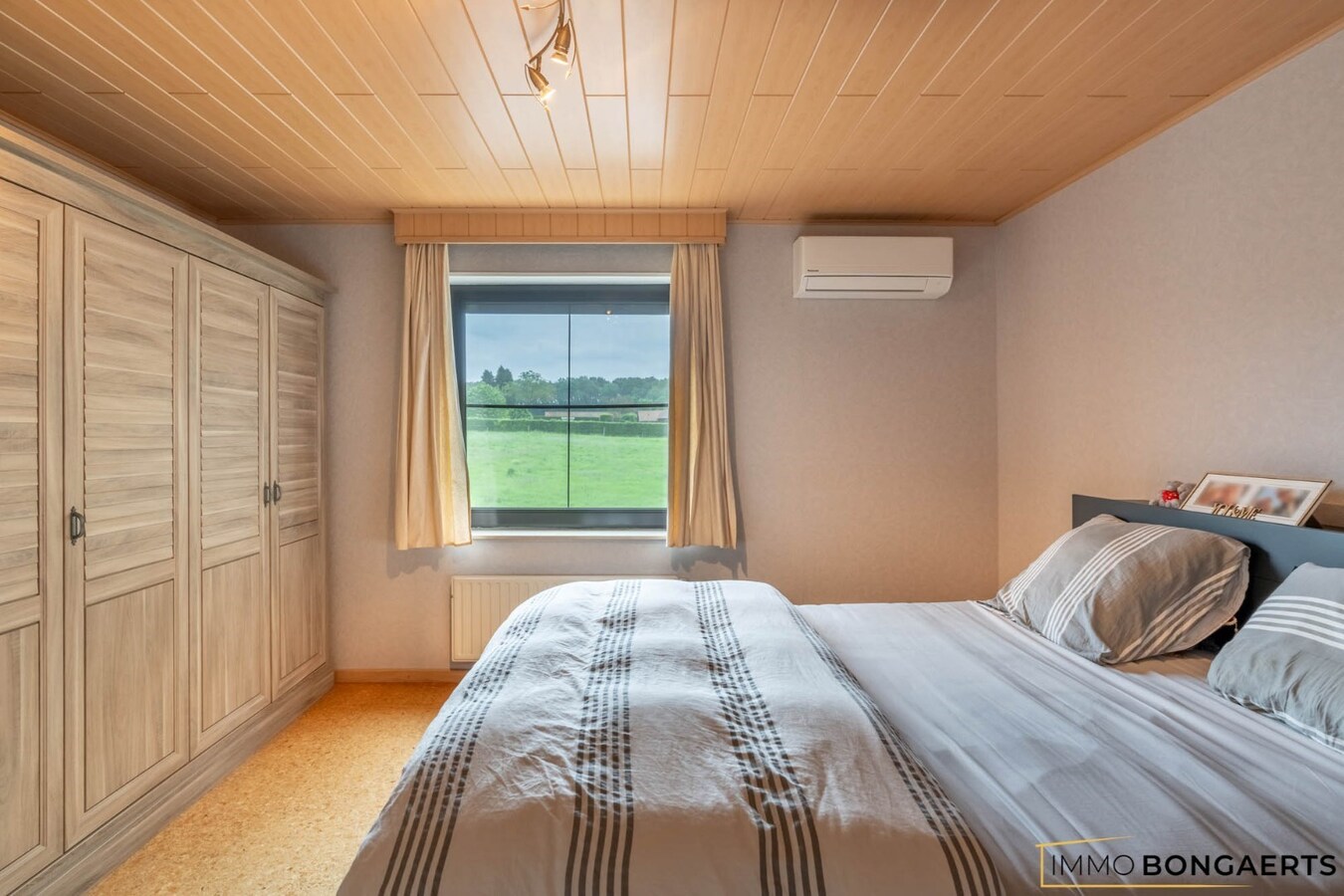 Ruim appartement met 3 slaapkamers en garage. 