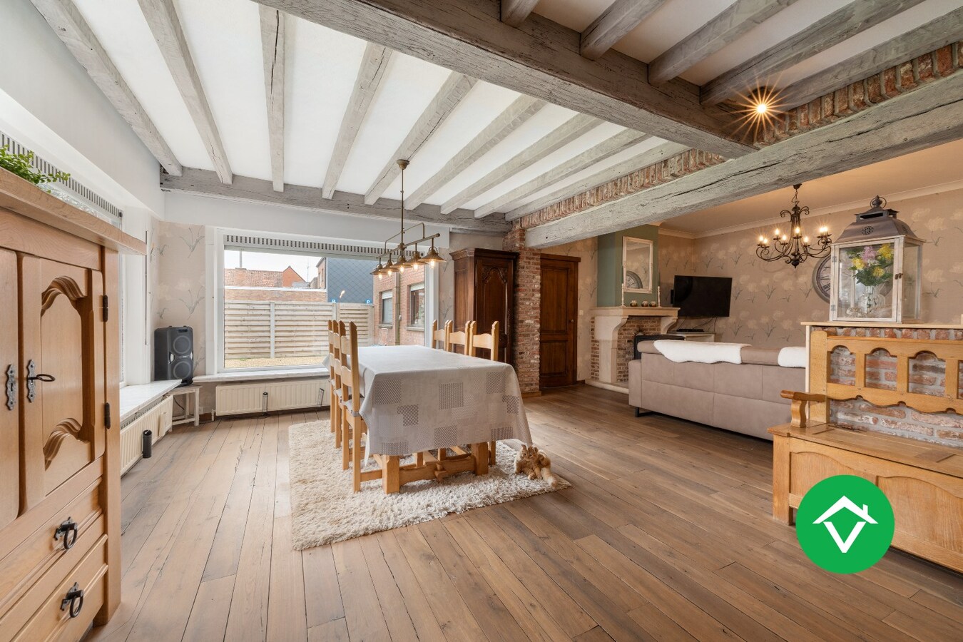 Halfopen woning te koop met dubbele garage in het centrum van Zarren 