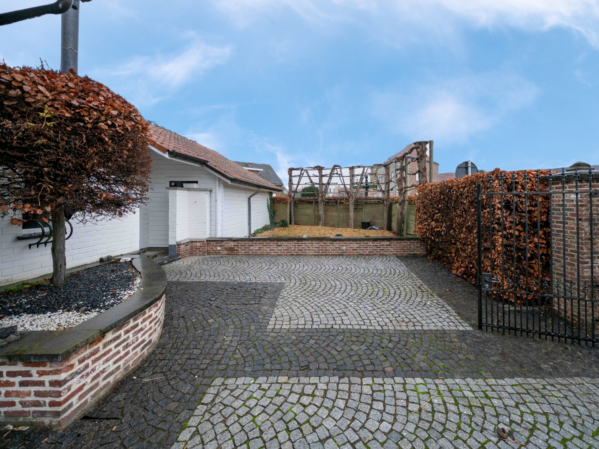 Villa met dubbele garage verscholen in het groen 