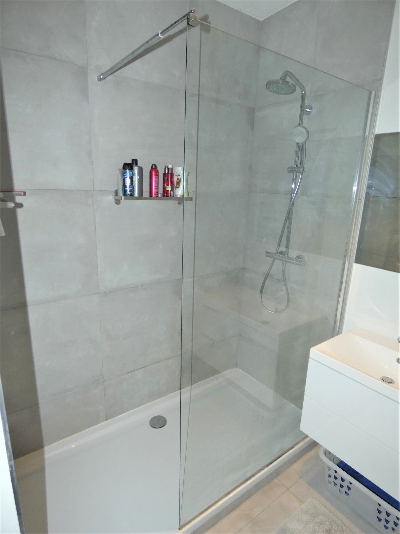 Gezellig appartement, gelijkvloers, met 1 slaapkamer en garage. 