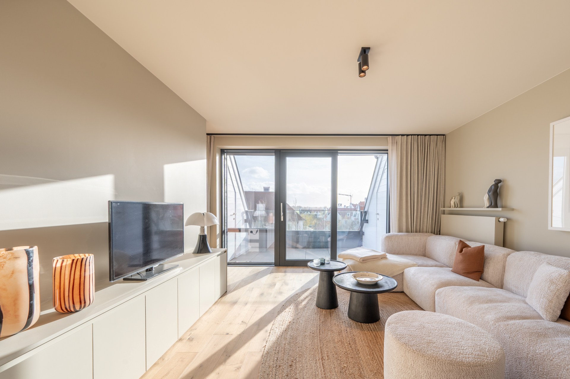 Cet appartement en duplex lumineux est situé à Duinenwater, combinant un agencement pratique avec des espaces extérieurs agréables et un emplacement calme au bord de l'eau. 