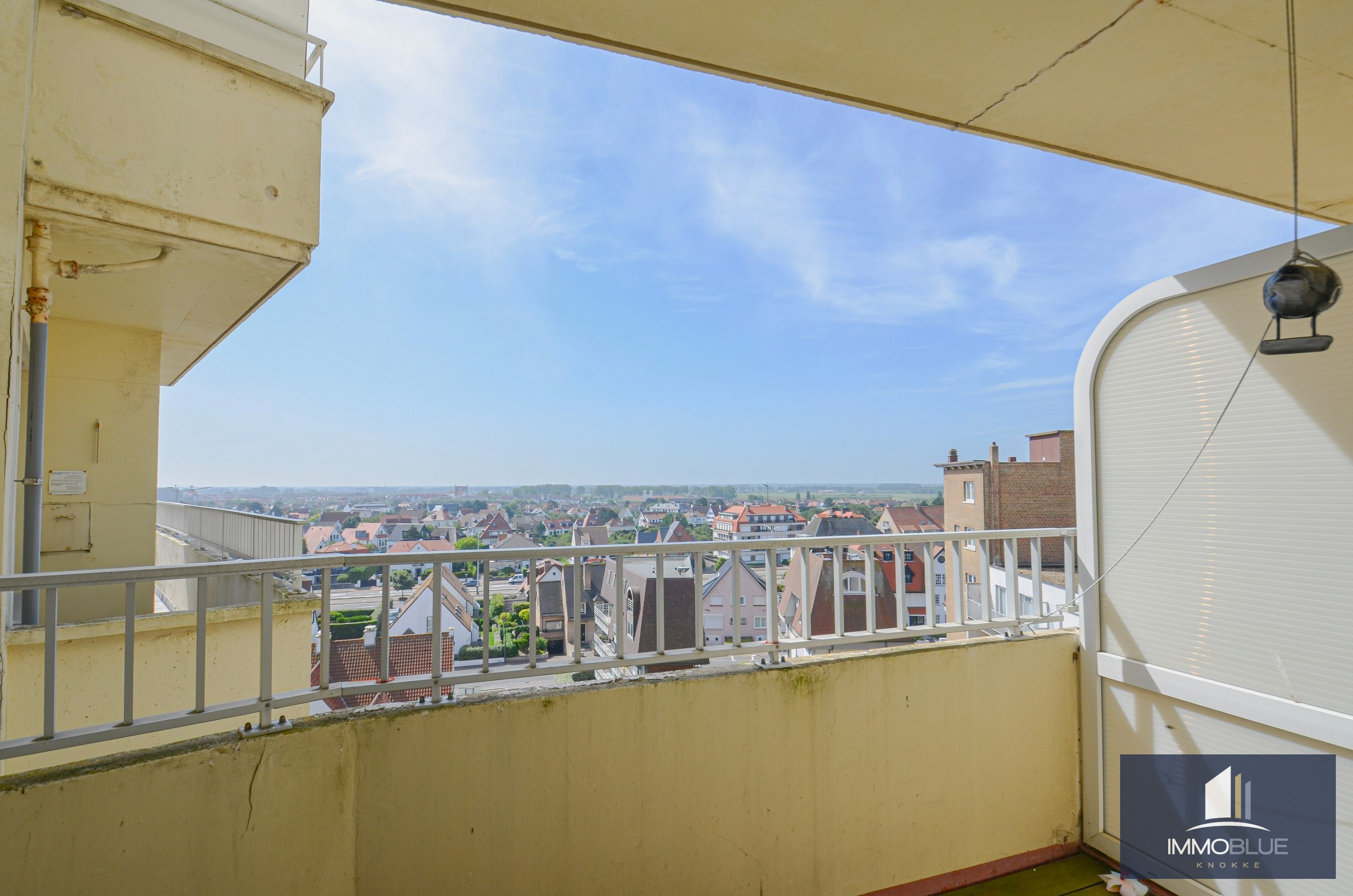 L’appartement bénéficie d’une double orientation, avec une vue frontale sur la mer à l’avant et une vue dégagée sur l’arrière-pays à l’arrière. 