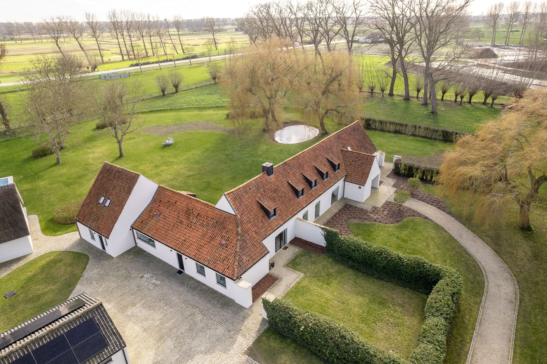 OPENDEURDAG Zaterdag 02/05 - 10u30 - 12u30 (Pereboomstraat 1 te Damme) : Uitzonderlijk gerenoveerde Hoeve met bijhuis op een domein van 1,5 hectare 