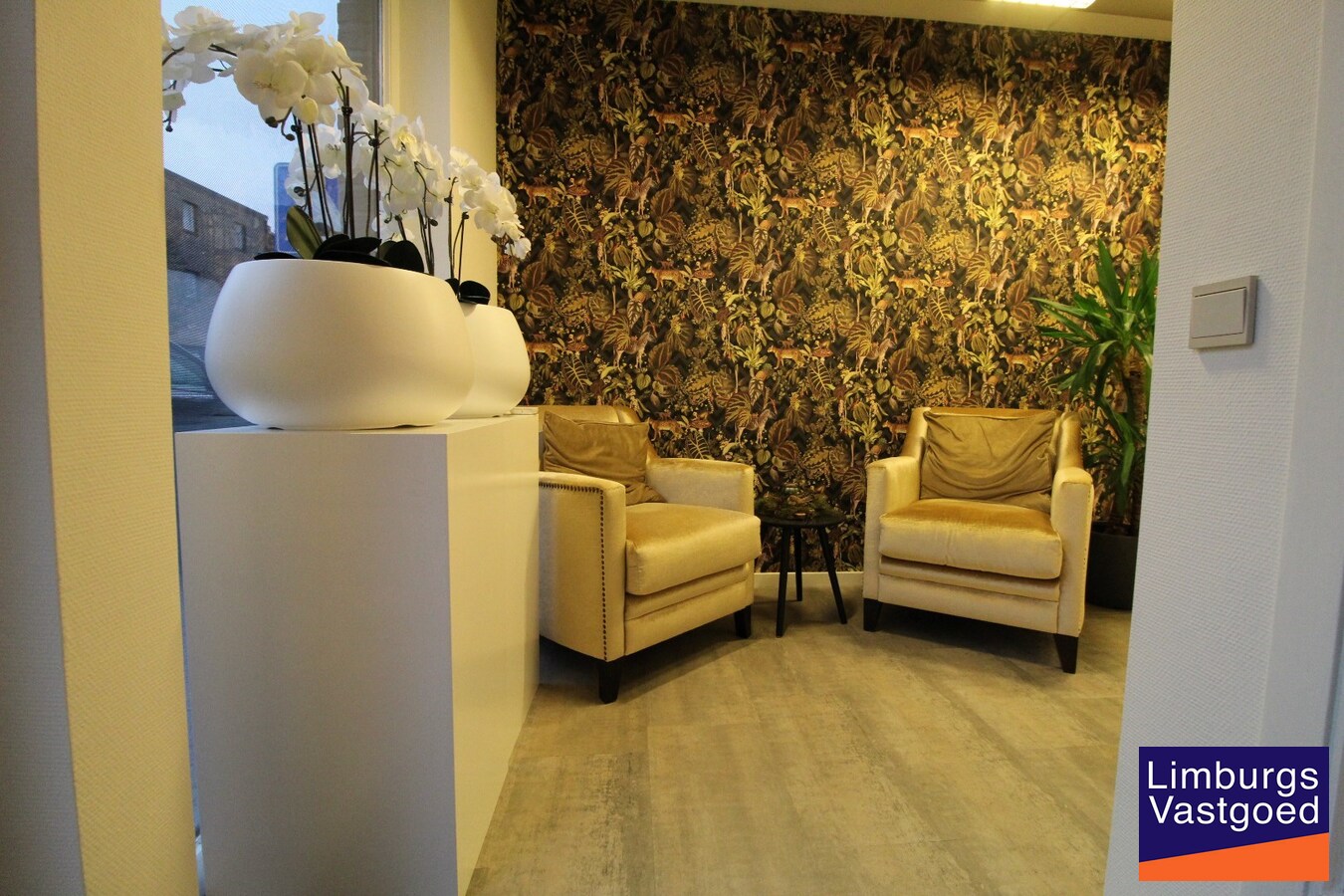 Handels/praktijkruimte, 110m², kelder met drijfkracht, parking 