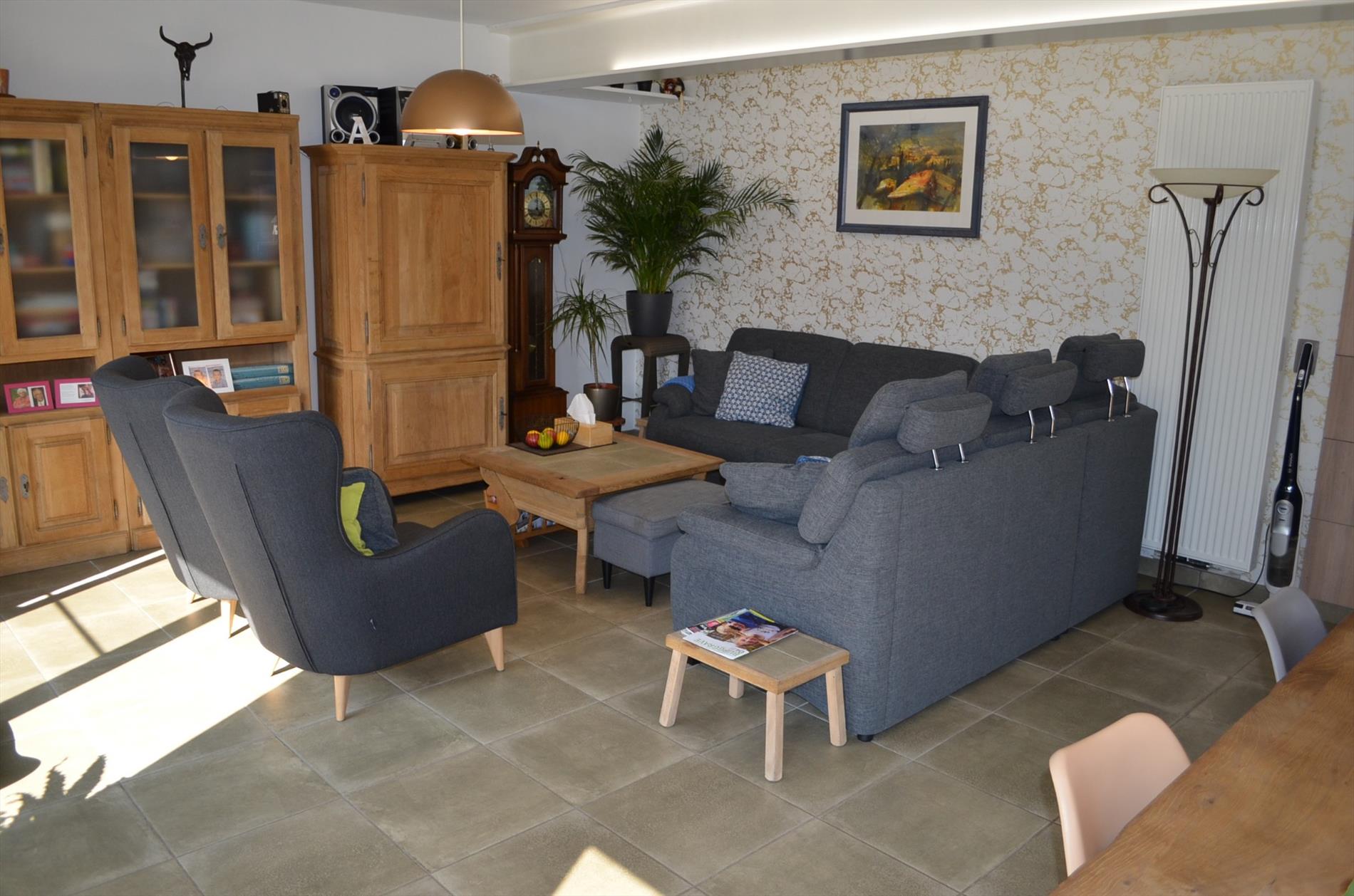 Gerenoveerde gezinswoning met  3 slpks, garage en tuin goed gelegen te Evergem 