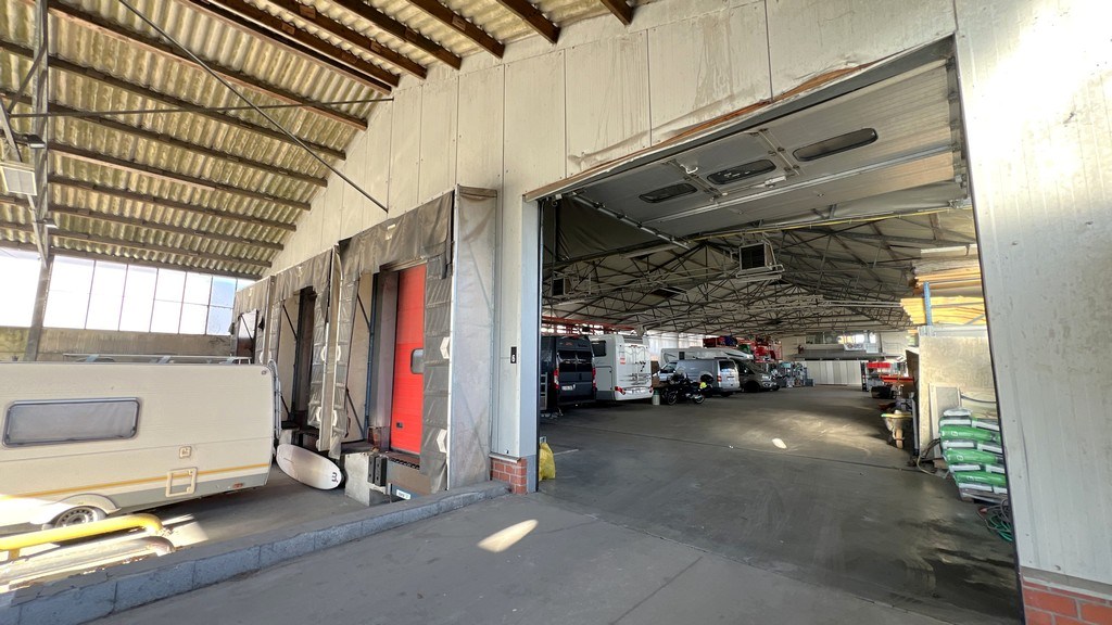 Magazijn met laadkades en kantoor te huur nabij R4 in Melle