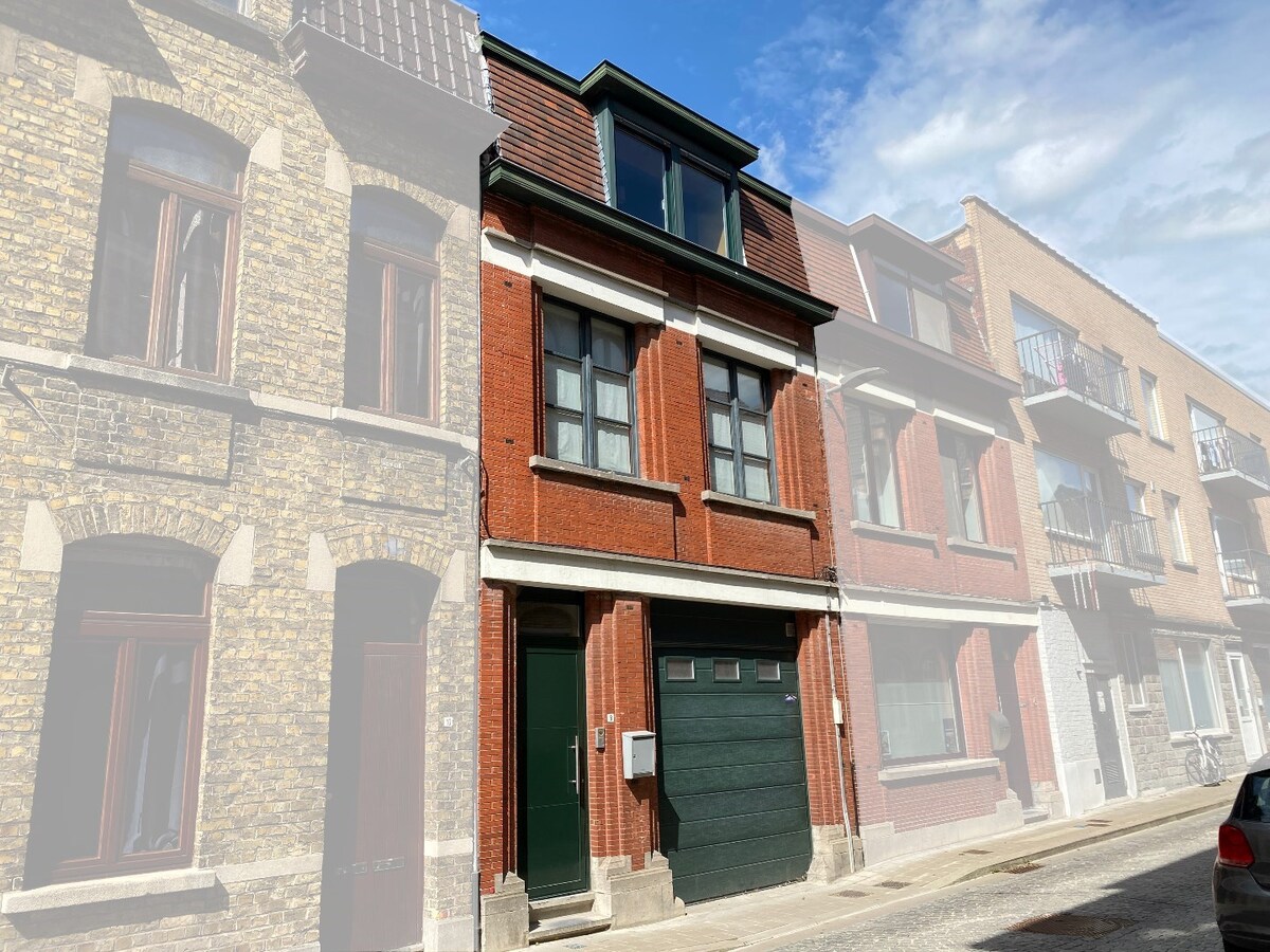 Ruime stadswoning met 2 slaapkamers en garage 