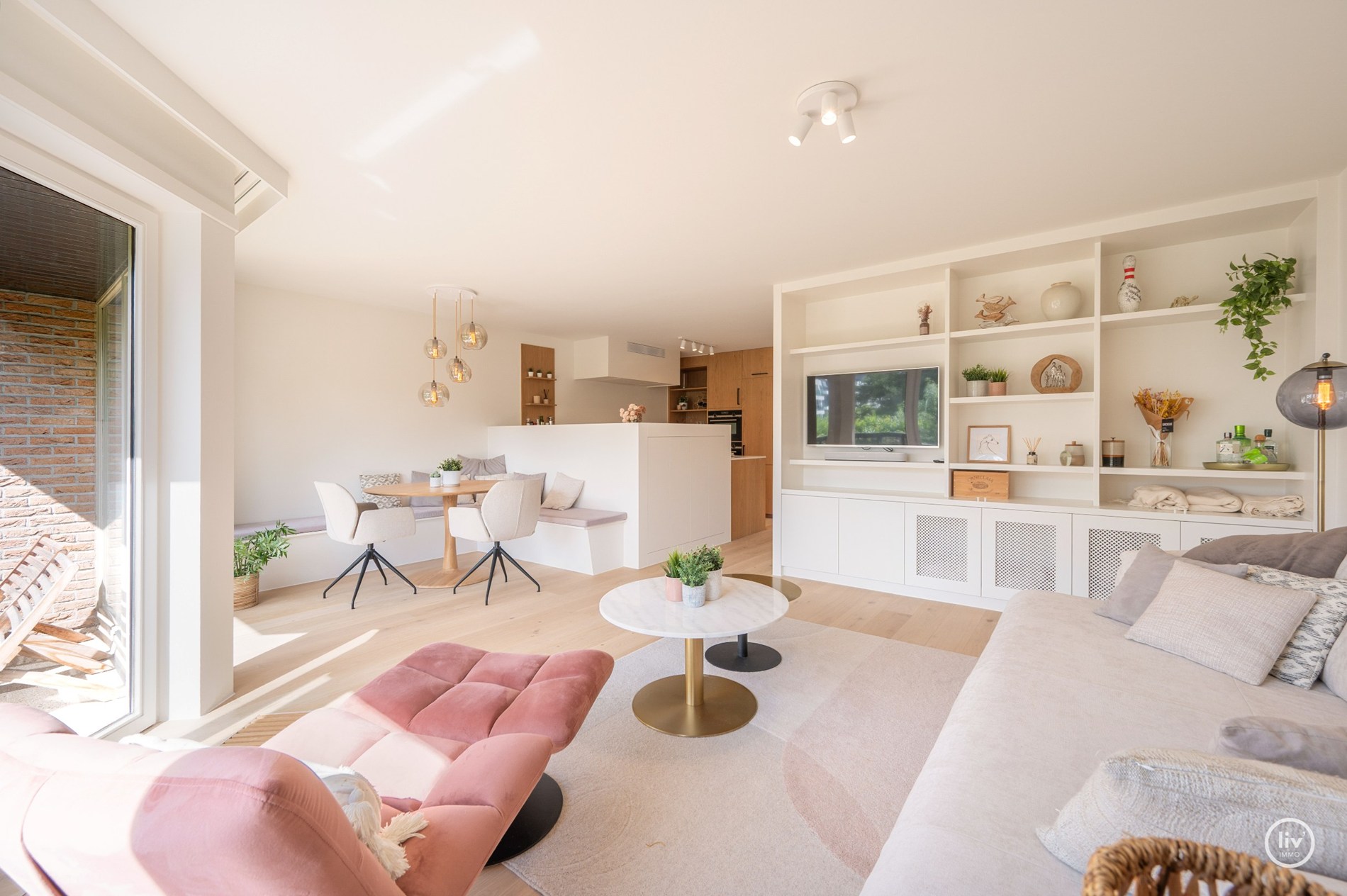 Magnifique appartement rénové de 2 chambres avec de belles vues sur le parc Yzer à Knokke. 