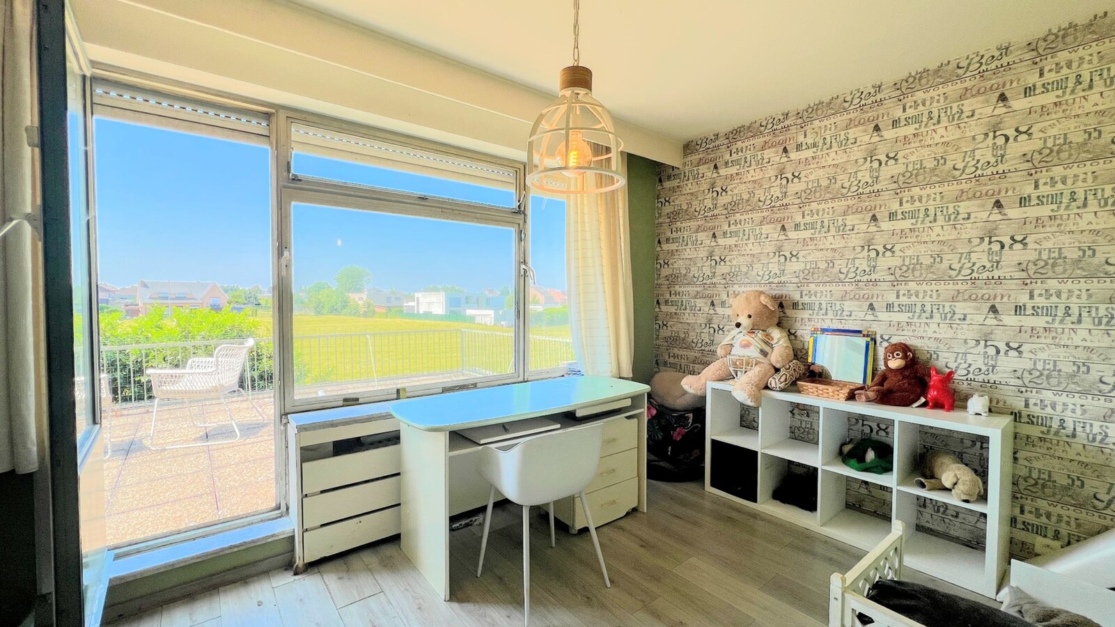 Handelspand met appartement op commerciële toplocatie 