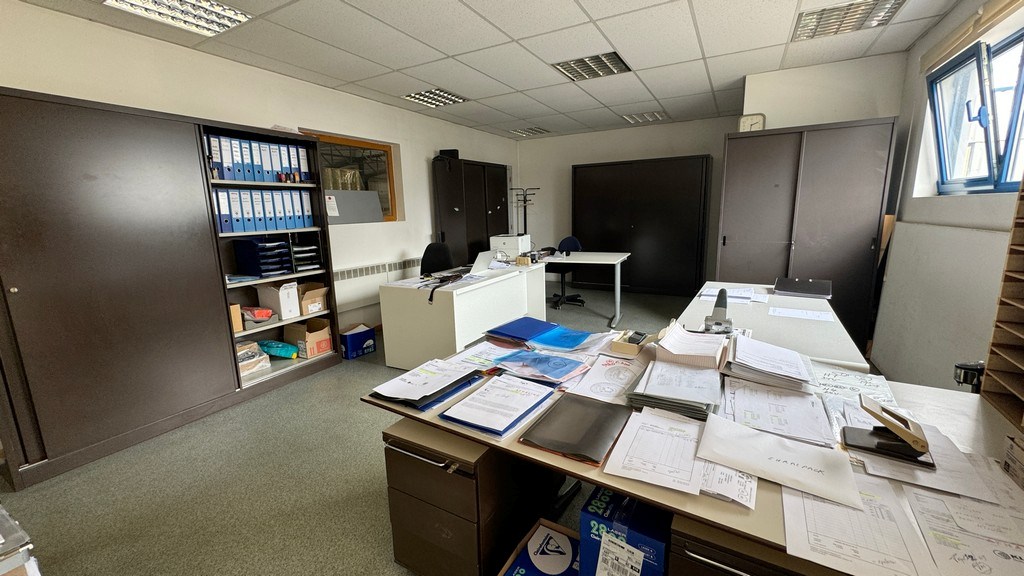 Loods met kantoor te huur nabij E313 in Wommelgem