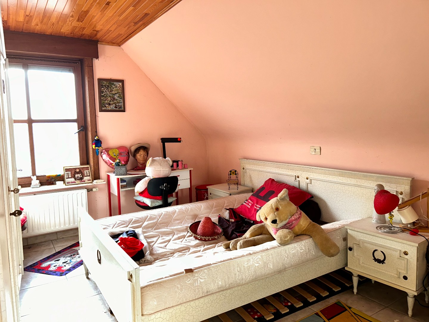 Degelijke alleenstaande woning met twee garages en tuin op 788m² 