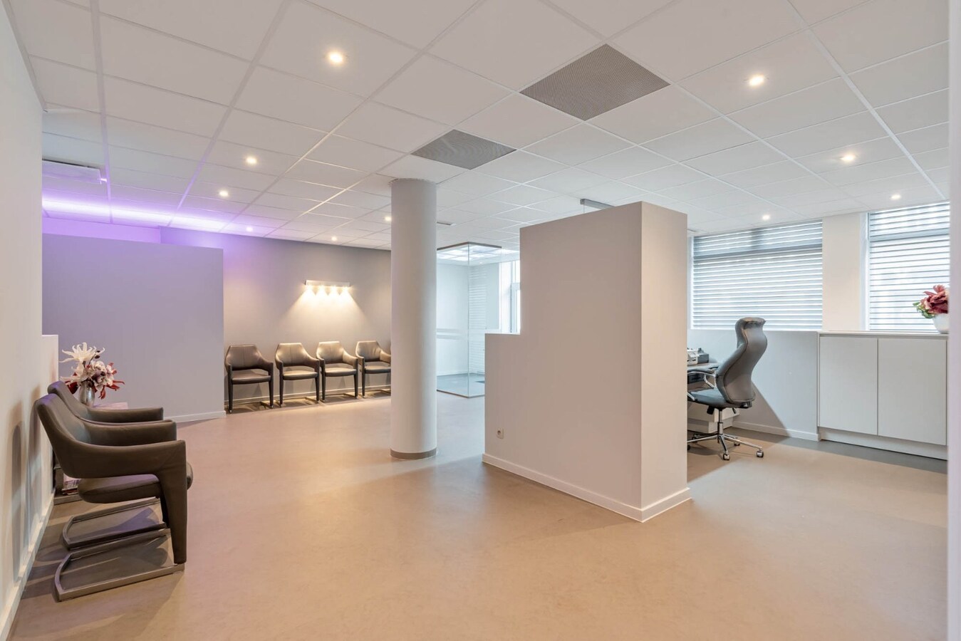 Ruim, zeer energiezuinig kantoor in het centrum van Neeroeteren met diverse mogelijkheden! 