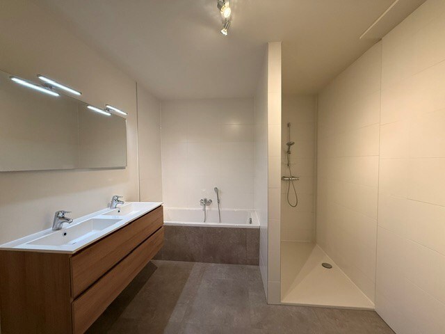 Luxe duplexappartement te huur in het hart van Maaseik, met lift, 2 slaapkamers en 2 terrassen. 