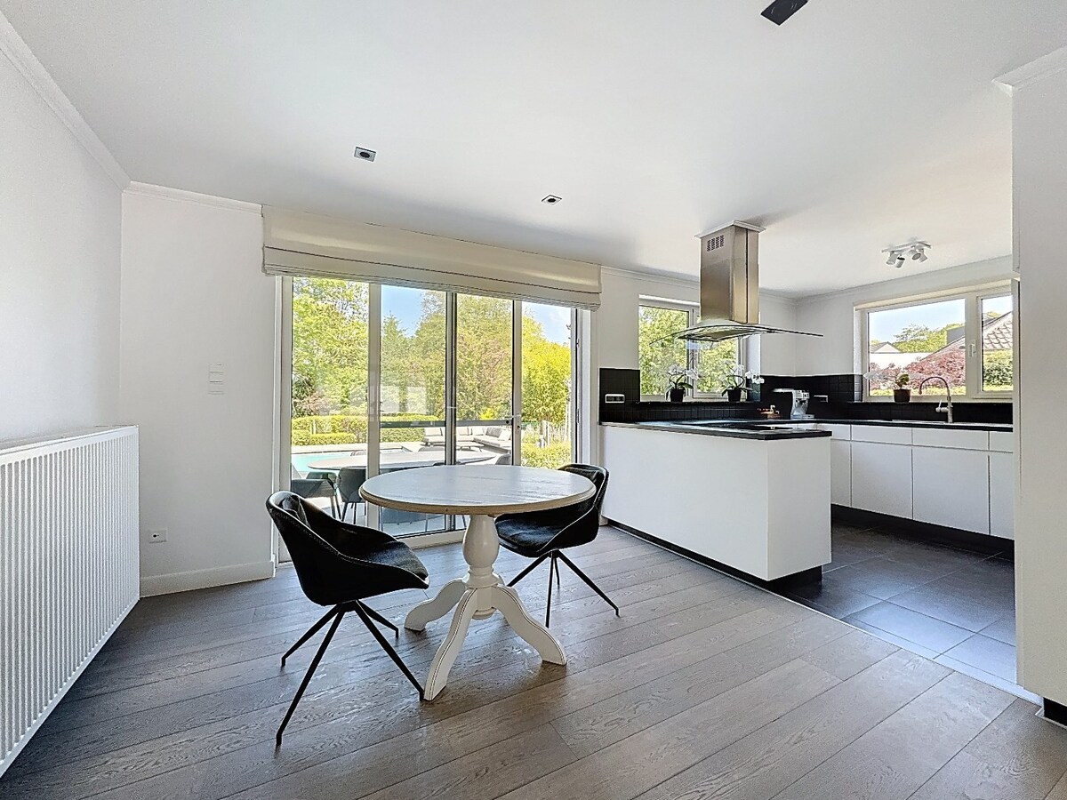 Gerenoveerde villa met zwembad grenzend aan kasteel te Leeuwergem 