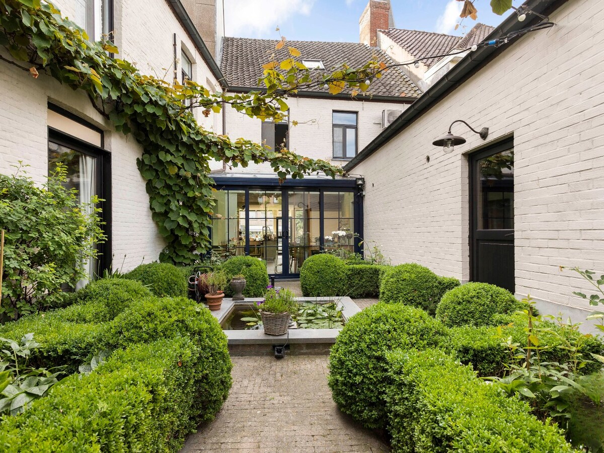 Charmant handelspand met woonst op de markt in Kruishoutem 