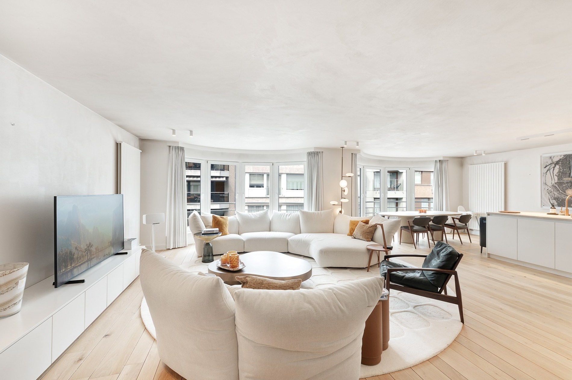 Ruim appartement van 138 m² gelegen op de Jozef Nellenslaan te Knokke en combineert ruimte, lichtinval en comfort. 